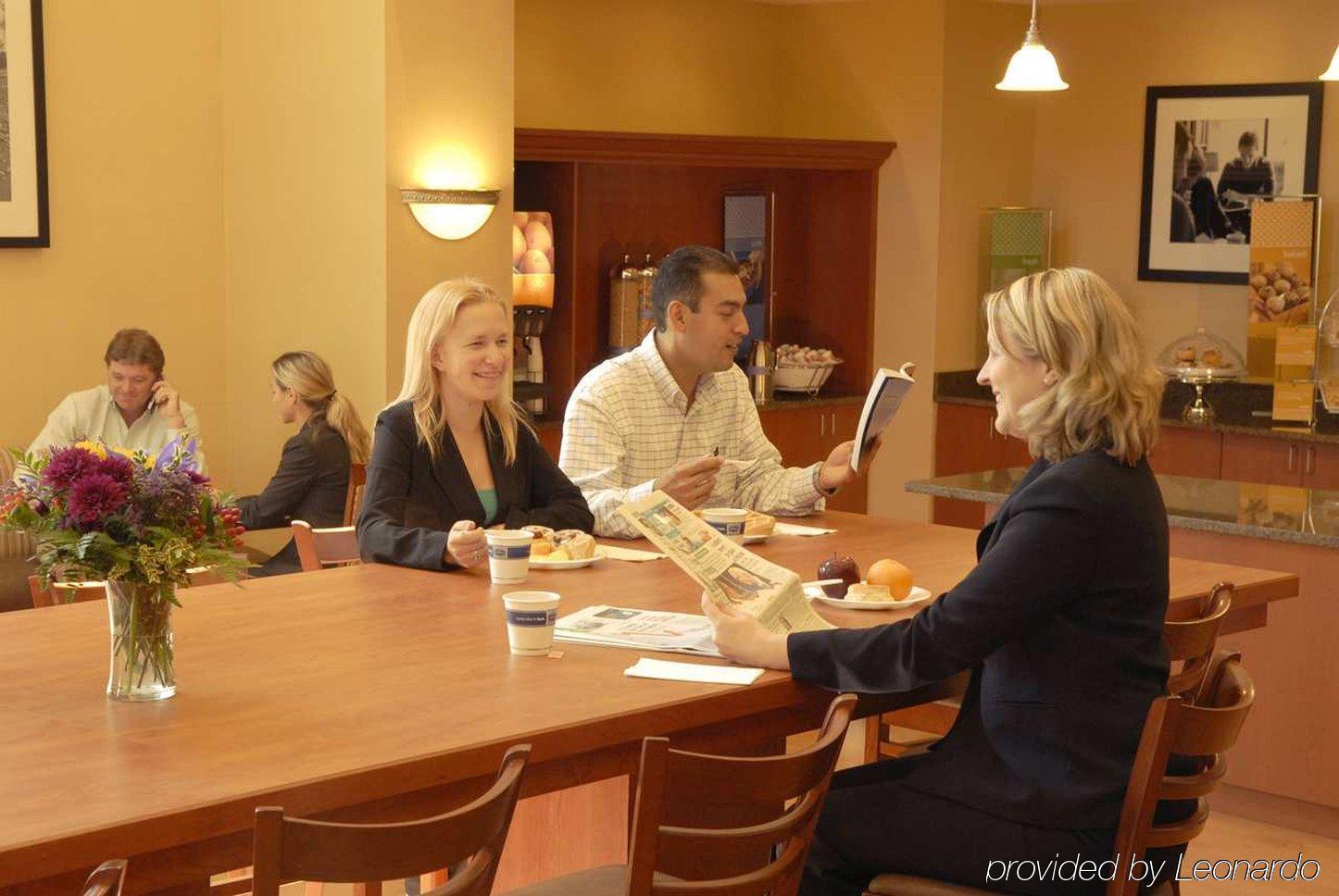 Hampton Inn & Suites Mystic Restoran gambar